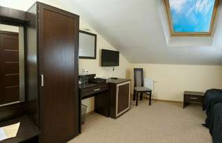 Гостиница Порт Весьегонск Весьегонск Двухместный номер в мансарде с двумя кроватями-2